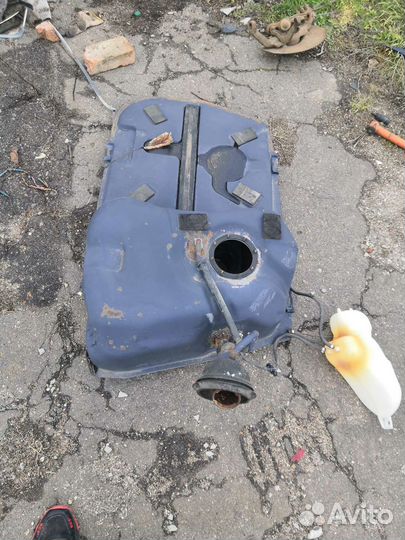 Бензобак BMW E32 бмв е32