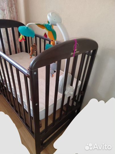 Детская кроватка с поперечным маятником