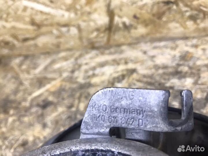 Кулак поворотный передний правый Volkswagen Passat