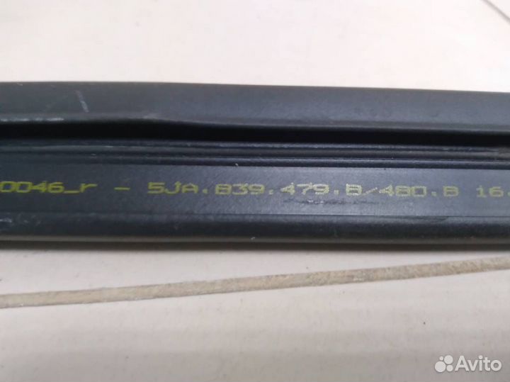 Уплотнитель стекла двери Skoda Rapid 2012-2020