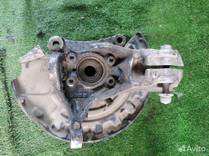 Кулак поворотный передний правый Volkswagen Passat