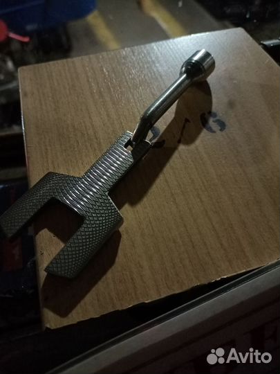 Реверсивная ручка складная с трехгоанным ключом