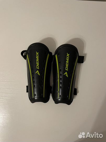 Футбольные щитки demix