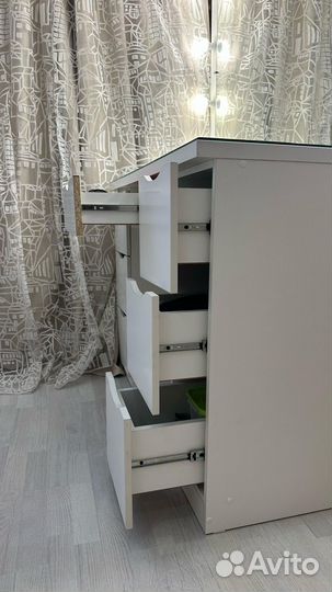 Стол визажиста