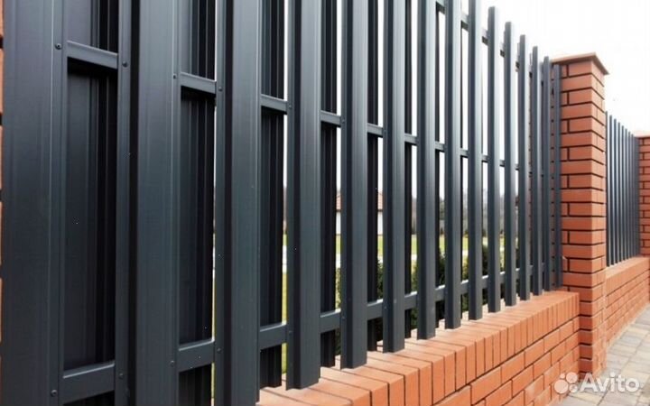 Забор из евроштакетника под ключ быстро