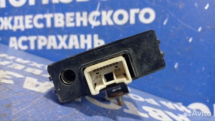 Блок управления двери Toyota Mark 90 седан 1996