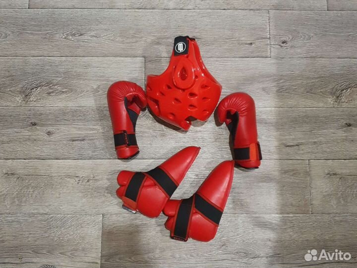 Шлем, перчатки, футы для тхэквондо