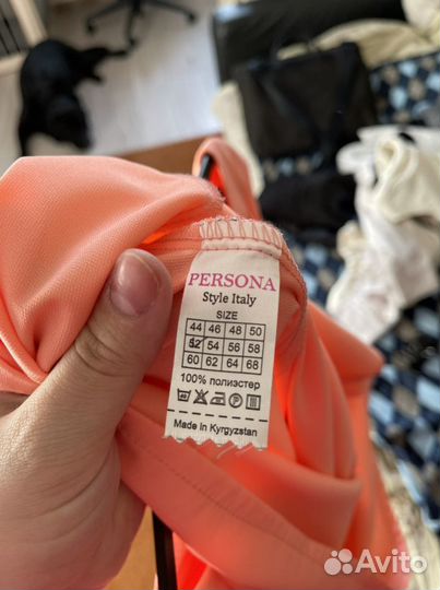 Платье силуэтное миди