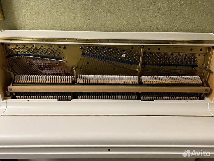 Белое Пианино Bluthner