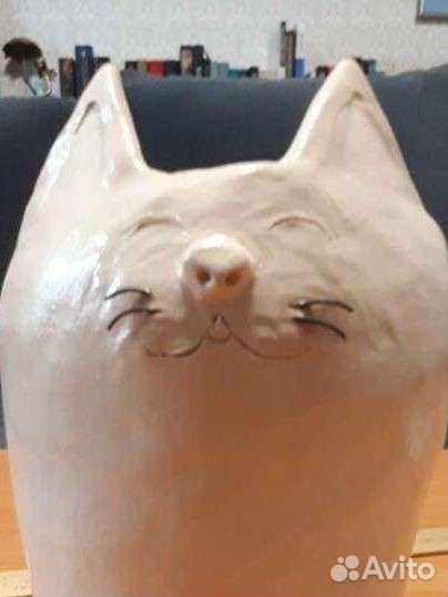 Бежевая ваза-котик для цветов