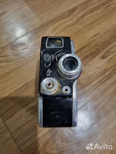 Старинная кинокамера 