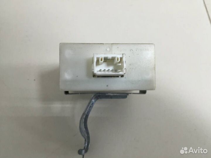 Блок управления центральным замком Toyota Avensis