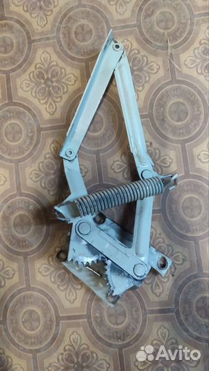 Газ 21 левая петля капота б.у