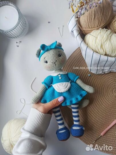 Вязаная игрушка кошка Алиса в стране Чудес