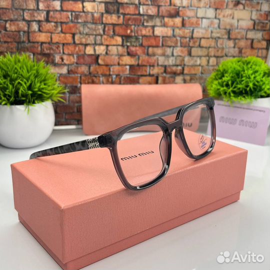 Miu miu очки: стильные и модные классические