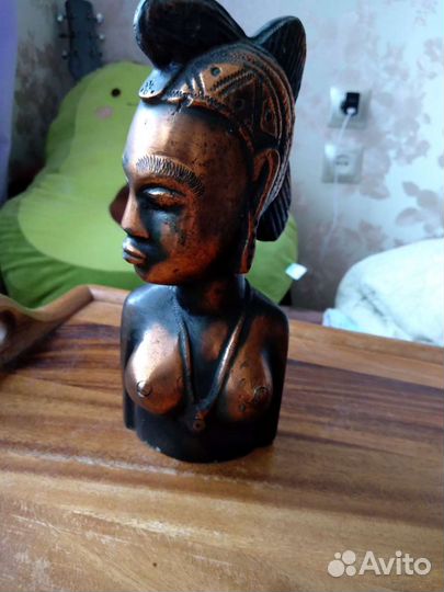 Бронзовая статуэтка африканской женщины