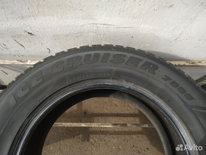 Bridgestone Ice Cruiser 7000 235/65 R17