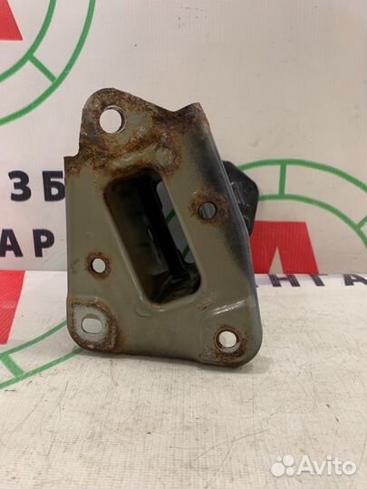 Крепление усилителя бампера переднее правое Nissan