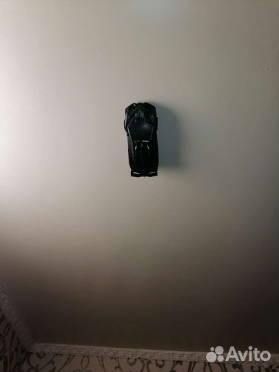 Ездит по стене машина