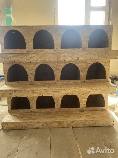 Гнездо для кур с яйцесборником. Кормушки