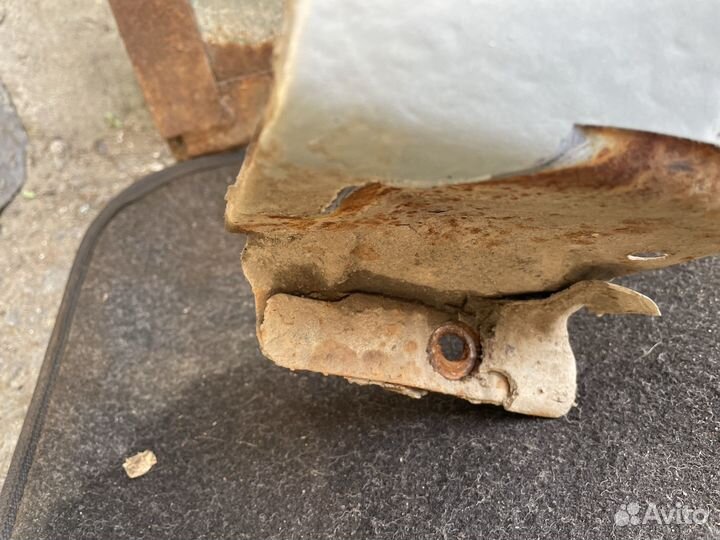 Переднее правое крыло на рено логан