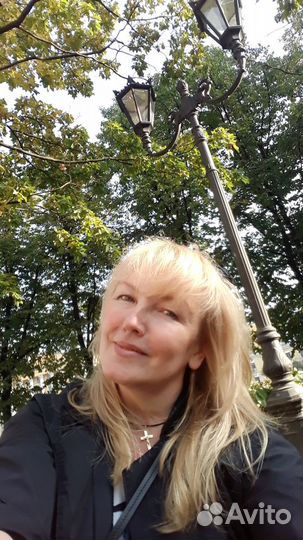 Продавец в меховой магазин