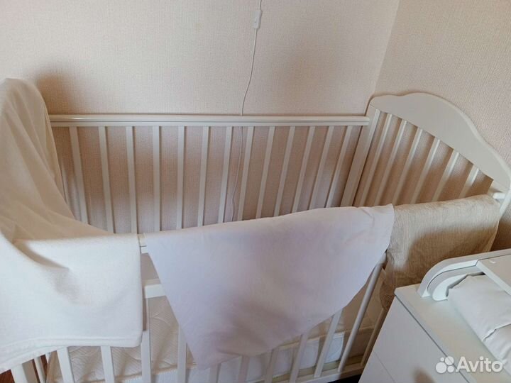 Детская кроватка с маятником