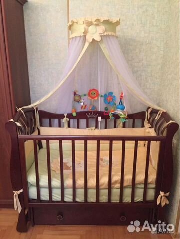 Детская кроватка с маятником и ящиком