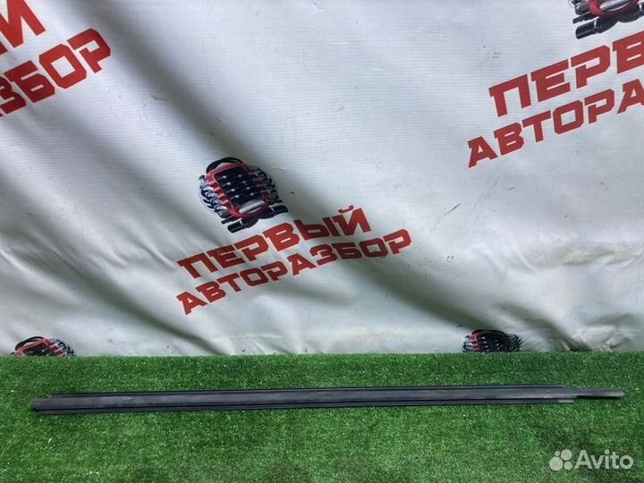 Накладка стекла передняя правая LADA Granta 2011