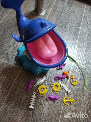 Кит удочка брызгает водой