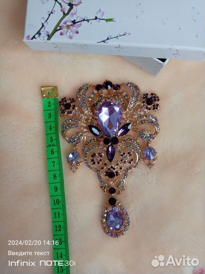 Брошь королевский вензель новая