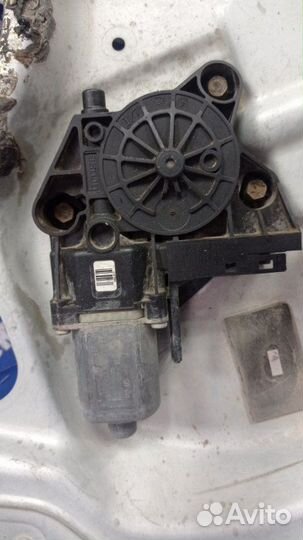 Передний левый стеклоподъемник Ford Focus 2 седан