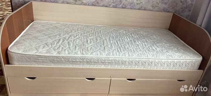 Кровать с ортопедическим матрасом, стенка