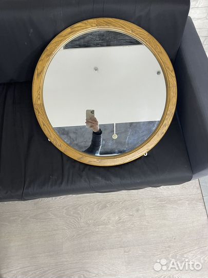 Зеркало настенное с деревянной рамой