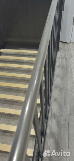 Детская кроватка с маятником и ящиком