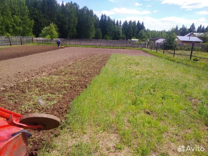 Вспашка земли японским минитрактором