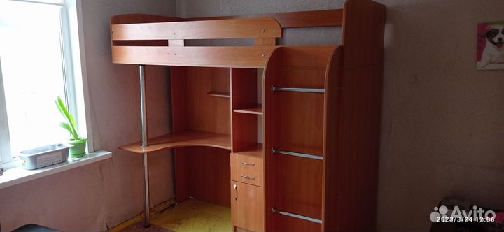 Детская кровать чердак со столом и шкафом