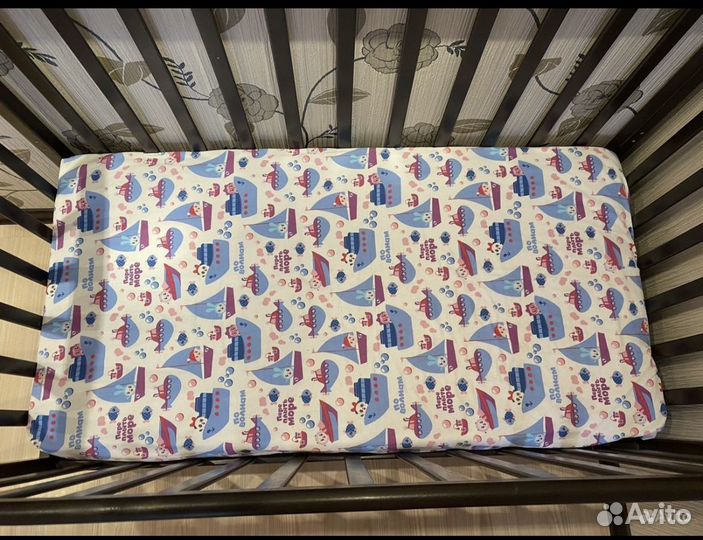 Детская кроватка с маятником