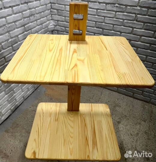 Приставной столик из массива дерева