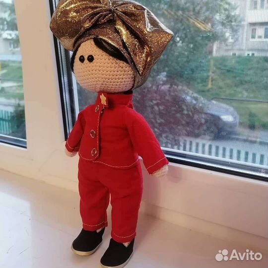 Вязаная кукла ручной работы