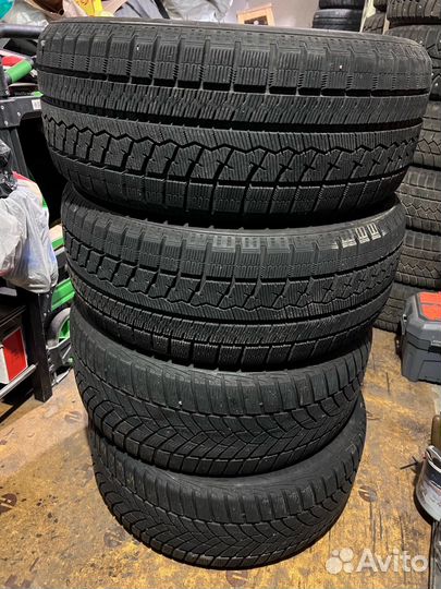 Goodyear UltraGrip Performance 215/50 R17 95H