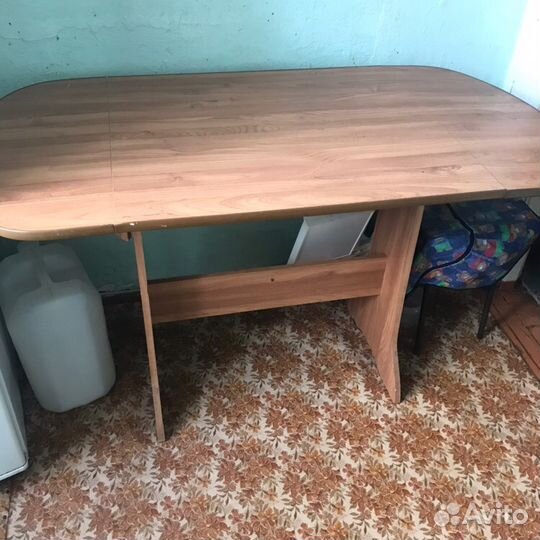 Кухонный стол с табуретами