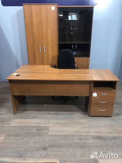 Офисная мебель столы шкафы тумбы