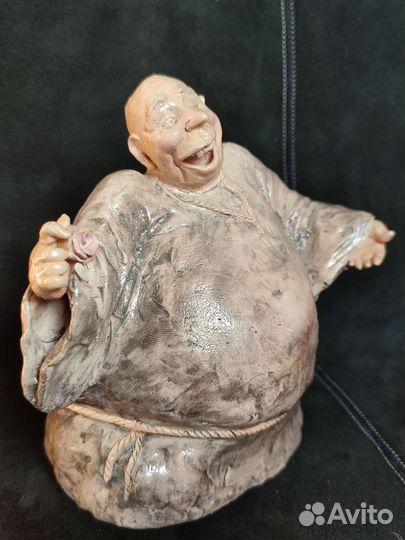 Влюблённый монах статуэтка