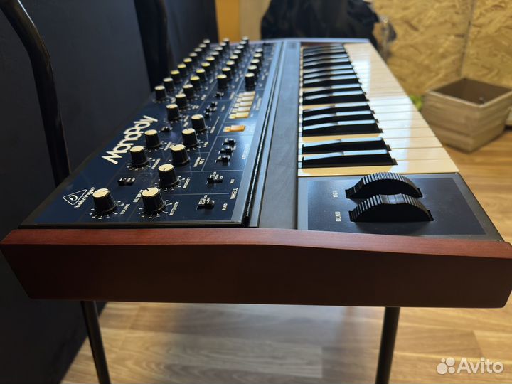 Behringer monopoly аналоговый синтезатор