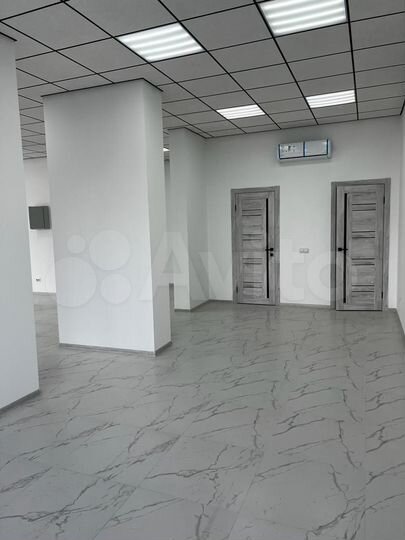 Помещение с витражами