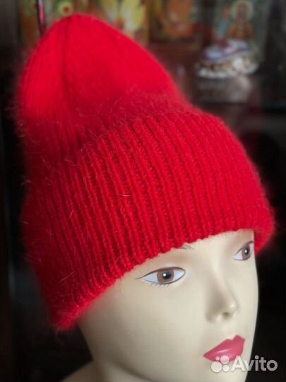 Стильная красная шапка из пуха норки