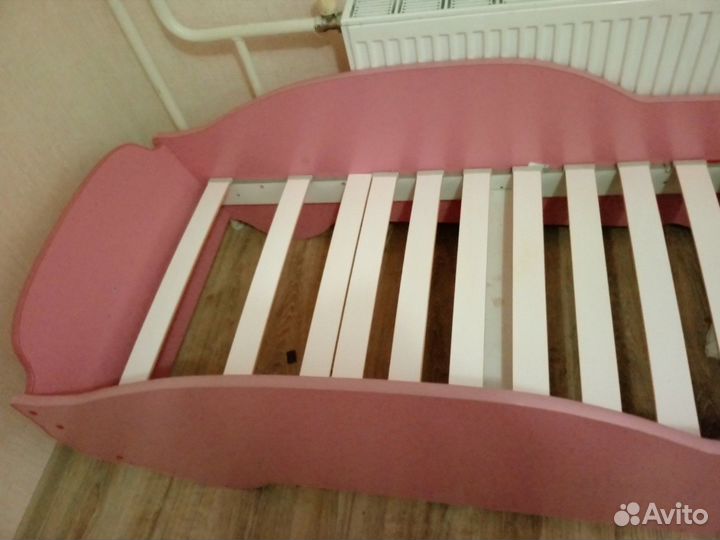 Кровать машинка розовая для вашей принцессы