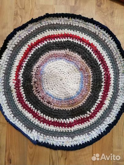 Круглый вязаный коврик