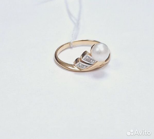 Кольцо с синтетическим камнем Золото